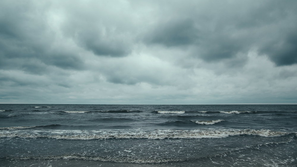 Instytut Meteorologii i Gospodarki Wodnej wydał ostrzeżenia drugiego stopnia na wybrzeżu. Meteorolodzy ostrzegają przed silnymi porywami wiatru, które mogą stwarzać zagrożenie. Alert obowiązuje do godziny 14.