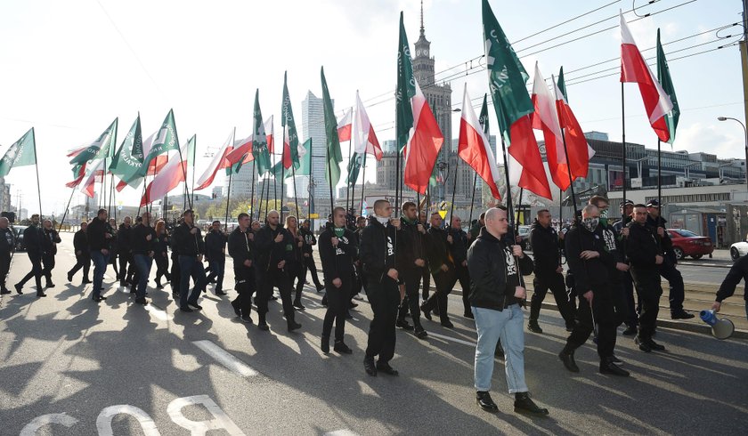 Kilkaset osób na marszu ONR w Warszawie. Interweniowała policja