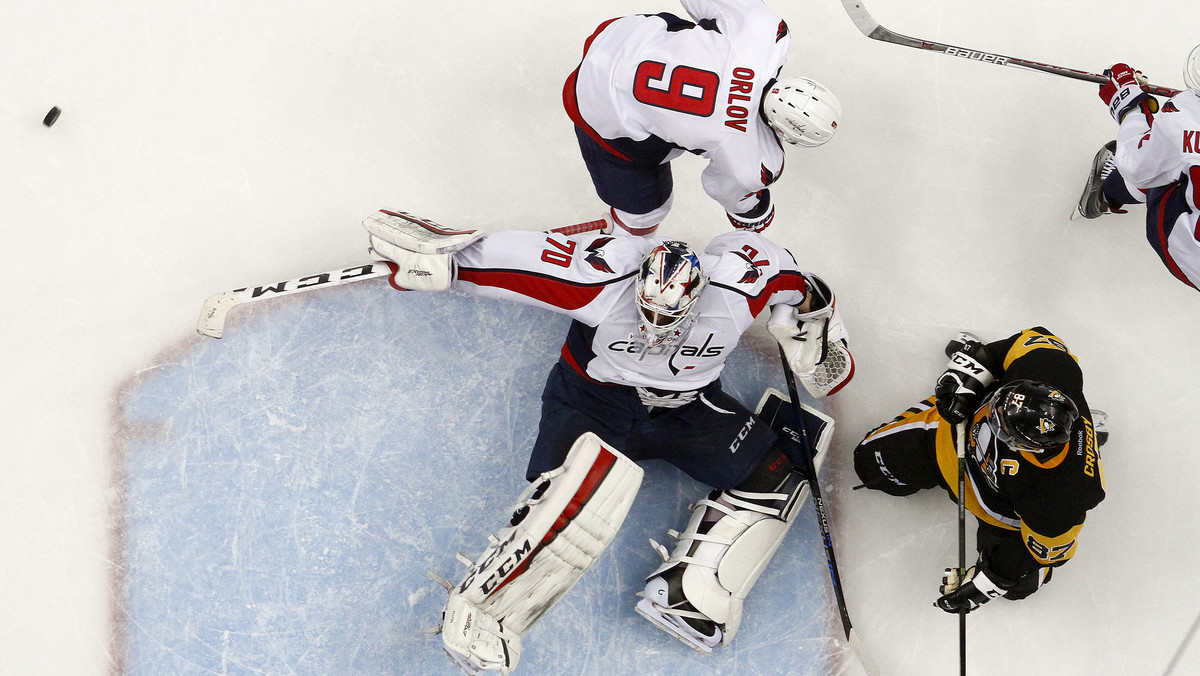 Pittsburgh Penguins wygrali 3:2 po dogrywce z Washington Capitals, odnosząc trzecie zwycięstwo w serii półfinałowej Konferencji Wschodniej. Najlepszy zespół sezonu zasadniczego, czyli Stołeczni z Waszyngtonu są o krok od odpadnięcia z rywalizacji.