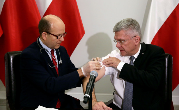 Marszałek Senatu dał się zaszczepić. W roli pielęgniarki wystąpił minister Radziwiłł