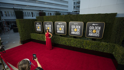 Néptelen vörös szőnyeg, világsztárok a kivetítőn: ilyen volt az idei Golden Globe, amit először rendeztek meg online – galéria
