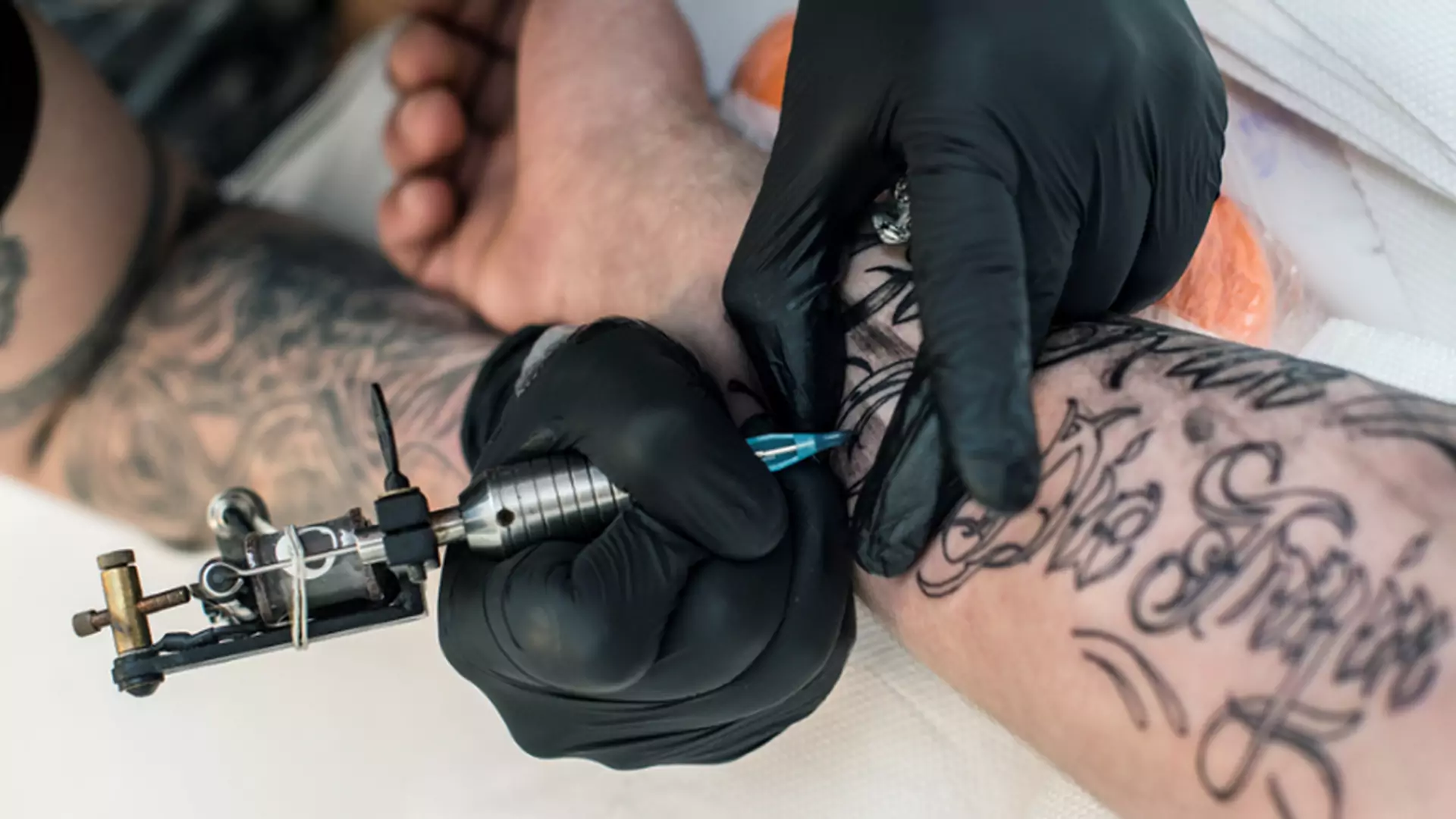 Coraz więcej artystów zaczyna tatuować. Sposób na łatwy zarobek, czy coś więcej?