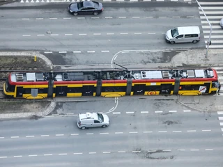 Tramwaj Pesa Swing jadący przez Warszawę