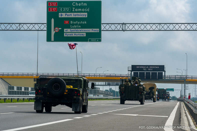 Żołnierze i sprzęt w drodze na manewry Saber Strike 22