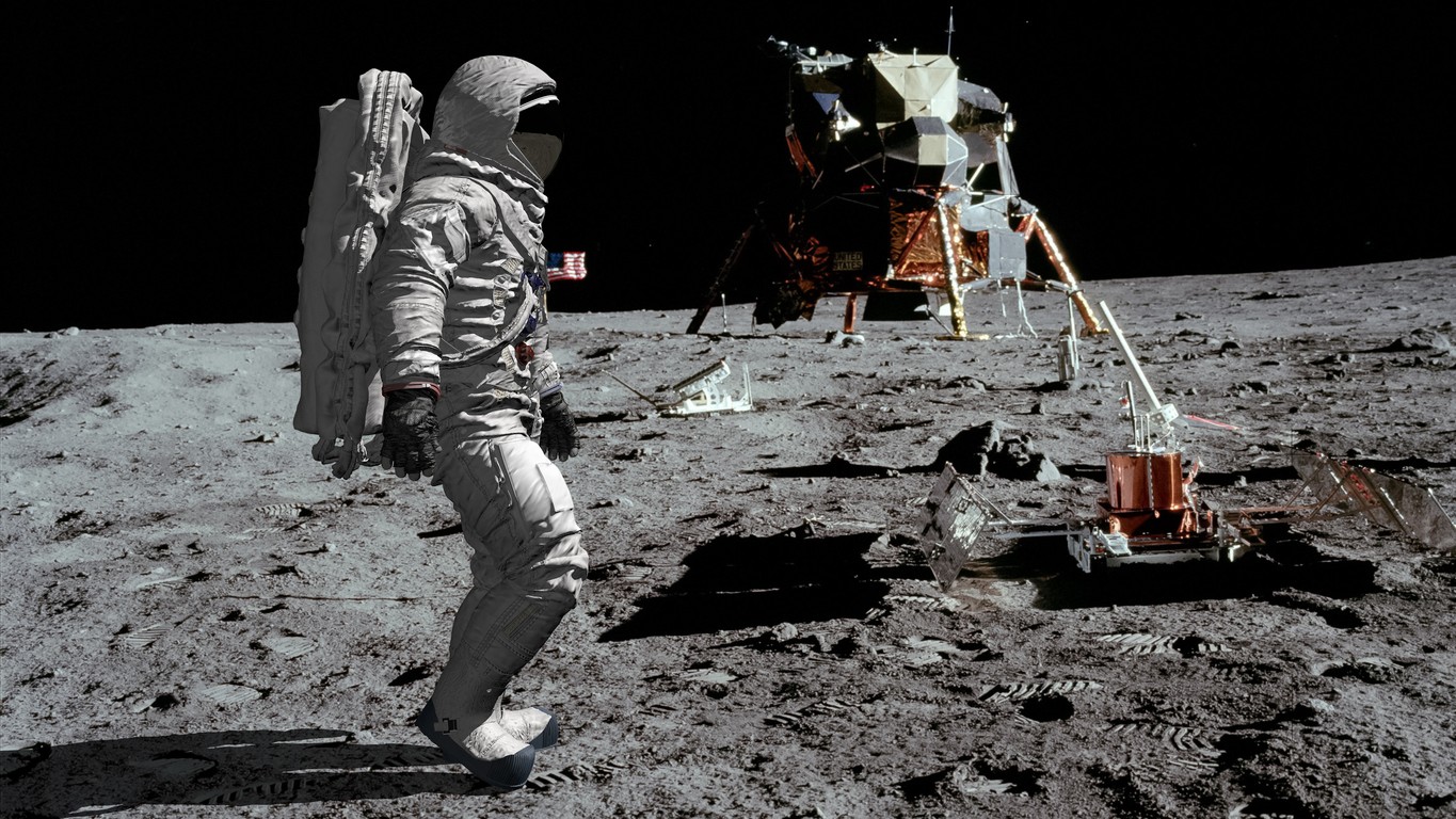 Detail mesačného povrchu so stopami astronautov v jemnom mesačnom prachu. Nový vedecký výskum odhalil viac ako 10 000 relatívne mladých zlomových útvarov, ktoré môžu súvisieť s mesiacotraseniami. Tie predstavujú potenciálne riziko pre budúce pilotované misie a výstavbu lunárnych základní. (Ilustračný obrázok)