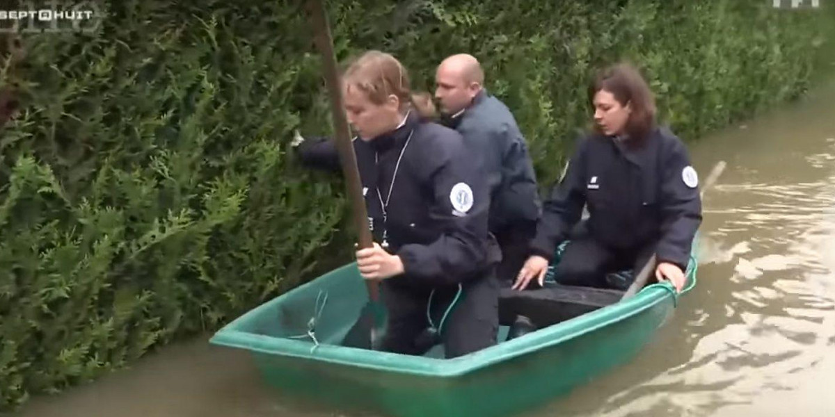 Francuscy policjanci w spektakularny sposób skompromitowali się "niosąc pomoc" powodzianom