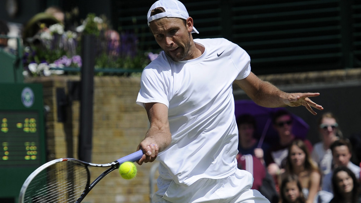 Łukasz Kubot stanie w środowe popołudnie naprzeciwko Jerzego Janowicza, a stawką jego pojedynku będzie awans do półfinału Wimbledonu. Pochodzący z Lubina tenisista osiągnął życiową formę dopiero pod koniec trzeciej dekady swojego żywota, jednak kto wie, czy mógłby w ogóle liczyć na takie sukcesy, gdyby nie pomoc Andrzeja Szarmacha. O nieznanych wcześniej kulisach kariery Kubota w rozmowie z "Super Expressem" opowiedział jego ojciec Janusz.