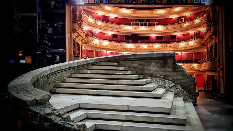 <strong>Pochodzi z Irlandii Północnej, a ze swoją twórczością już wielokrotnie przekraczał przejścia graniczne. W swoim dorobku ma prace stworzone m.in. dla Opery Wiedeńskiej, Philadelphia Opera, Teatro San Carlo w Neapolu czy Royal Court Theatre w Londynie – teraz do tej listy dołącza Opera Wrocławska, w której realizuje swój pierwszy polski projekt. <em>Tosca </em>w reżyserii Micheala Gielety ma być operą, w której styl baroku zderzy się duchem włoskiego kina lat 50. </strong>