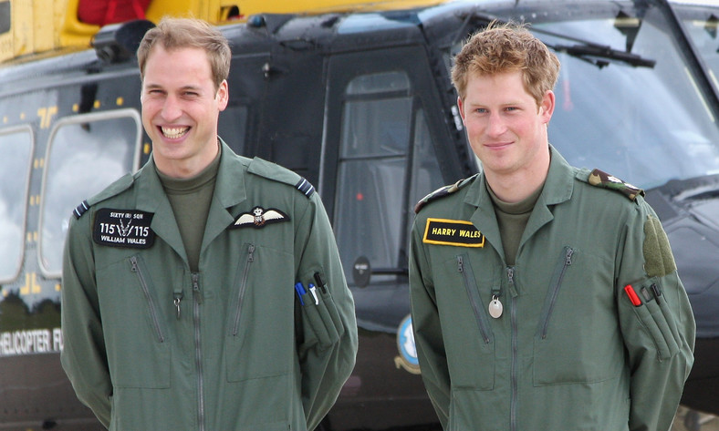 Książęta William i Harry w mundurach RAF-u