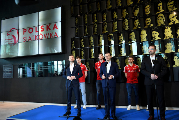 Minister sportu i turystyki Kamil Bortniczuk, premier Mateusz Morawiecki, prezes Polskiego Związku Piłki Siatkowej Sebastian Świderski