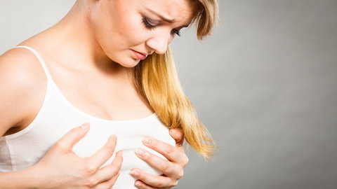 Ból w piersiach przed okresem a ciąża — na co zwrócić uwagę?