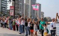 Libańczycy utworzyli łańcuch jedności. Miał długość 170 km
