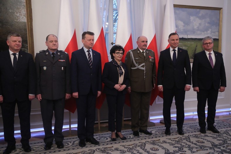 Polscy politycy lubią fotografować się w towarzystwie żołnierzy. Ich warunki bytowe niewiele ich jednak obchodzą. Na zdjęciu minister obrony Mariusz Błaszczak, Marszałek Sejmu Elżbieta Witek i prezydent Andrzej Duda podczas uroczystości  wręczania nominacji wojskowych. 