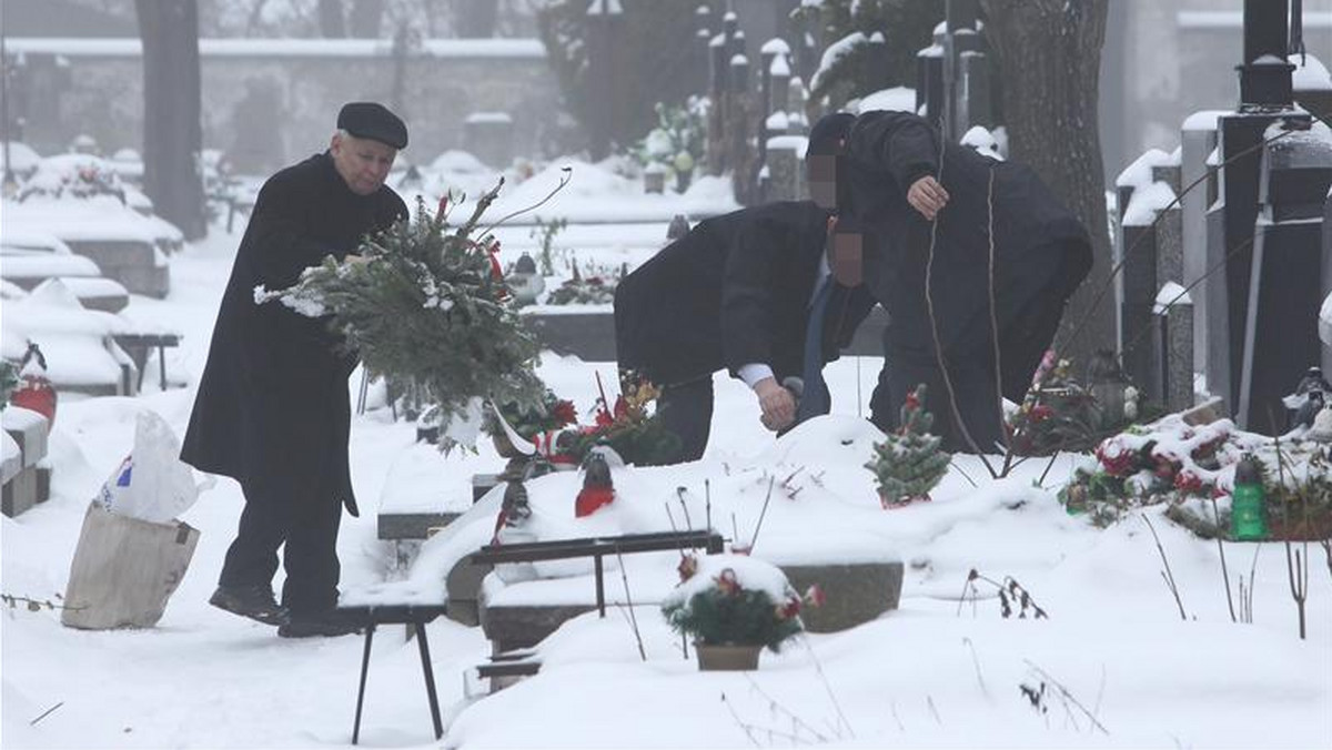 Odwiedziny symbolicznego grobu prezydenta Lecha Kaczyńskiego i czuwanie przy szpitalnym łóżku chorej mamy. Tak wyglądały święta szefa PiS.