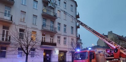 O krok od nieszczęścia. Urwany balkon zawisł nad chodnikiem