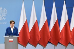 Beata Szydło konferencja prasowa flaga flagi polska ue unia europejska