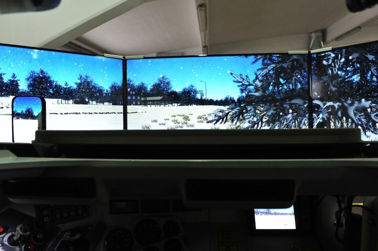 Podczas szkolenia członek załogi widzi obraz wyświetlany na  ekranach, co w przypadku symulacji jazdy w warunkach normalnej eksploatacji, daje możliwość zachowania pełnego kąta widzenia przez przednią szybę. <br><br> fot. (zuz) PAP/Marcin Bielecki