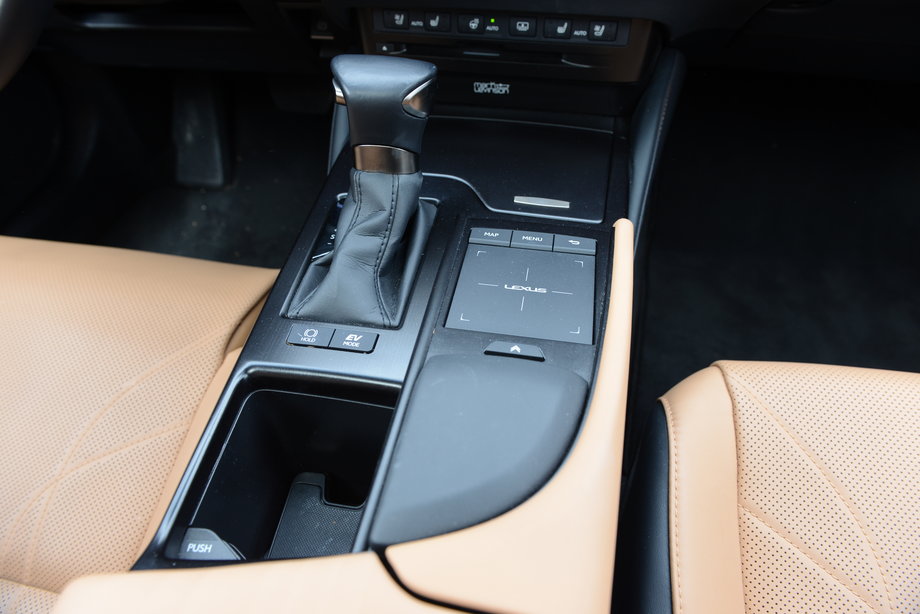 Lexus ES 300h ma w standardzie bezstopniową, automatyczną przekładnię, która zapewnia płynne przyspieszanie i skutecznie spina napędy spalinowy i elektryczny. Działa tak, by minimalizować zużycie paliwa.