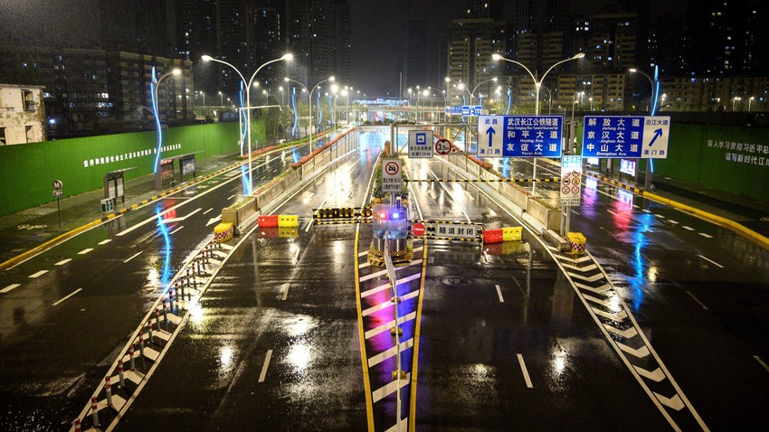 Karantin je počeo tako što su glavne saobraćajnice koje vode iz grada zatvorene | Foto: AFP