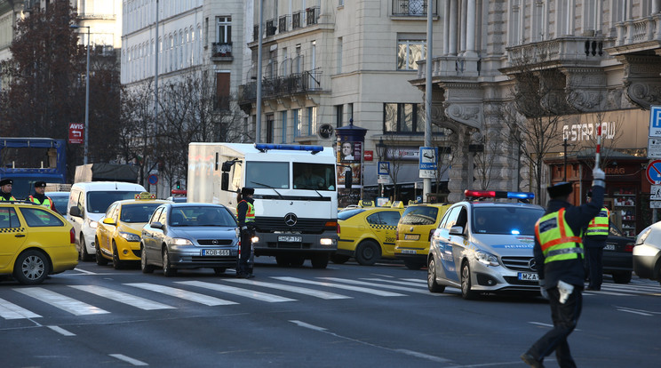 Egy-egy sáv ma is szabadon járható a taxisblokád helyszínén, a Deák térnél / Fotó Isza Fernc