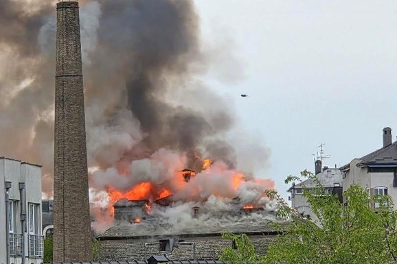 (FOTO, VIDEO) GORI ZGRADA STAROG MLINA U OBRENOVCU! Vatra guta "krov" i širi se velikom brzinom