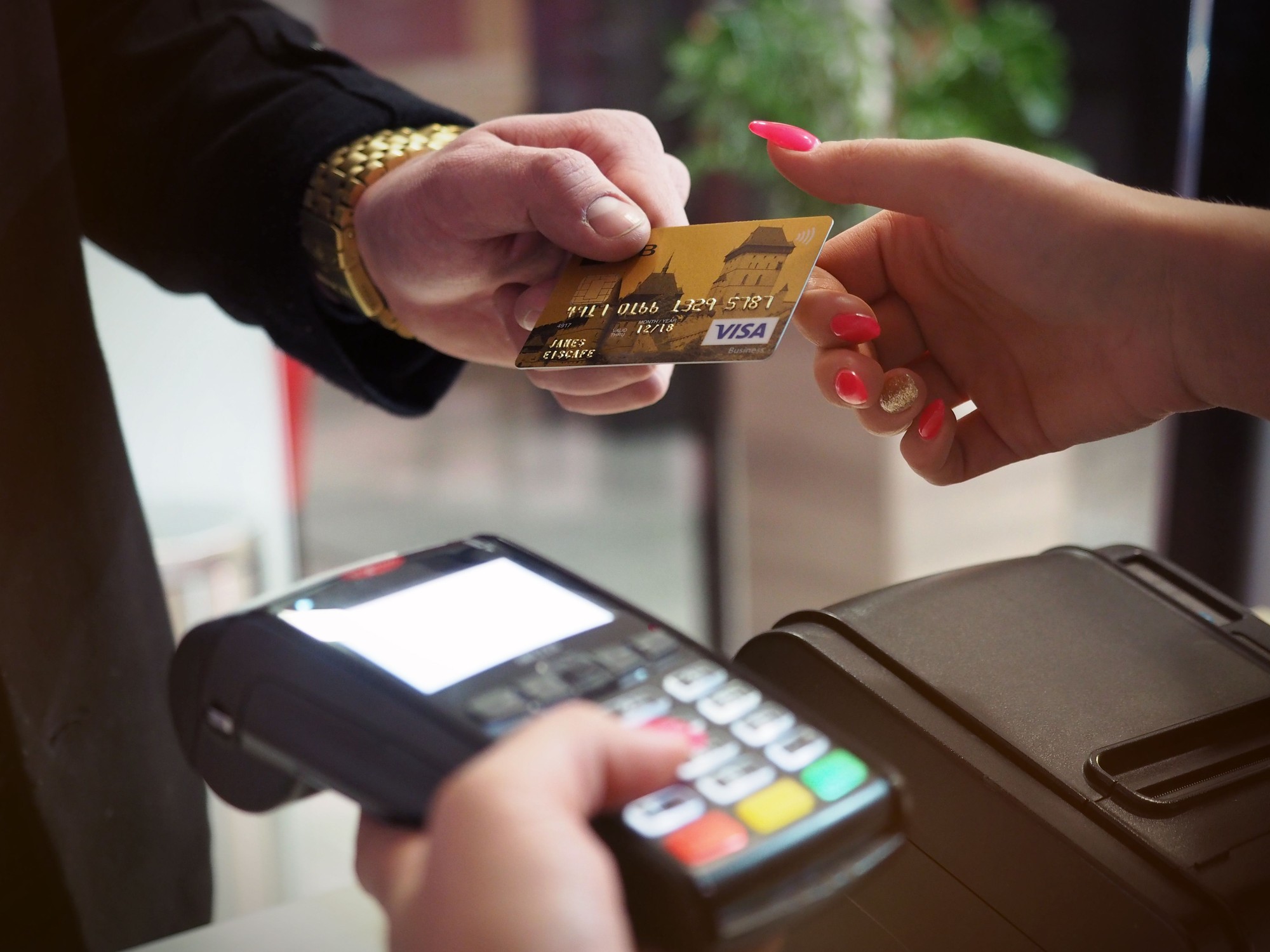 Platby kartou patria v niektorých bankách medzi podmienky bezplatného vedenia účtu. Rozhodovať môže výška útraty aj to, či platíte plastovou kartou alebo mobilom.