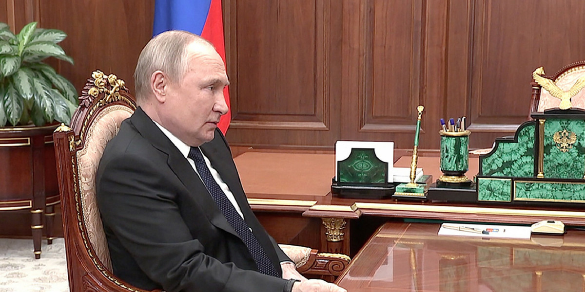 Władimir Putin podczas spotkania z ministrem obrony 21 kwietnia 2022 r.