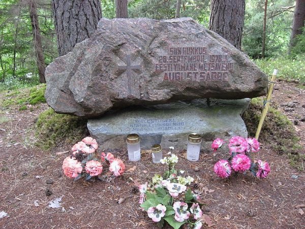 Pomnik na miejscu śmierci Augusta Sabbe, na brzegu rzeki Võhandu w Paidra w Estonii Napis po estońsku: Tutaj poległ 28 września 1978 ostatni żołnierz estońskich "Leśnych Braci" August Sabbe (aut. Valdis, lic. CC0 1.0 Uniwersalna Licencja Domeny Publicznej .)