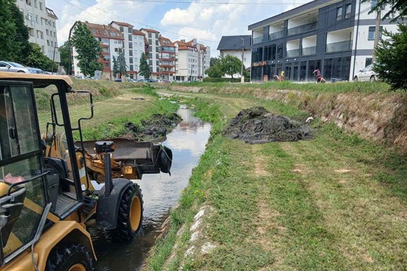 ODLAZI MULJ, PROGLEDAĆE DNO! Velika akcija u Loznici: Počelo čišćenje reke Štire