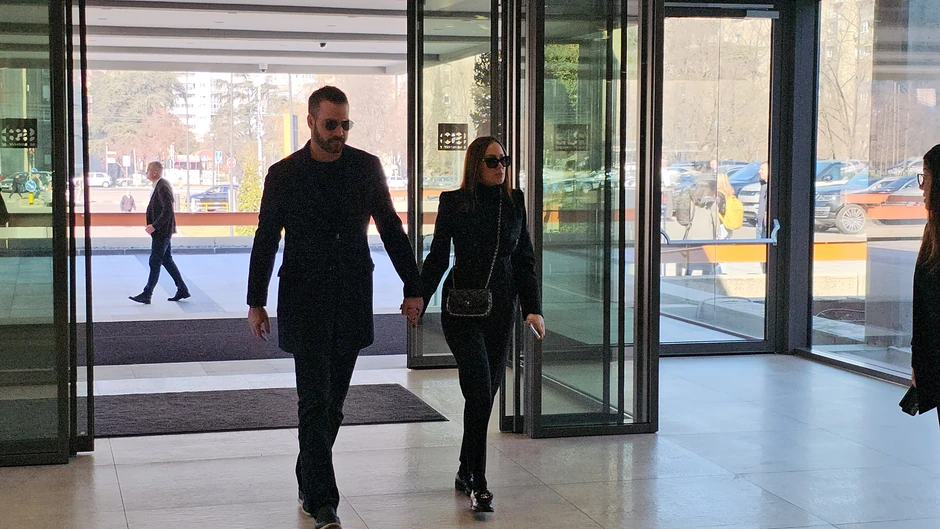 Trudna Aleksandra Prijović i Filip Živojinović na komemoraciji Saše Popovića