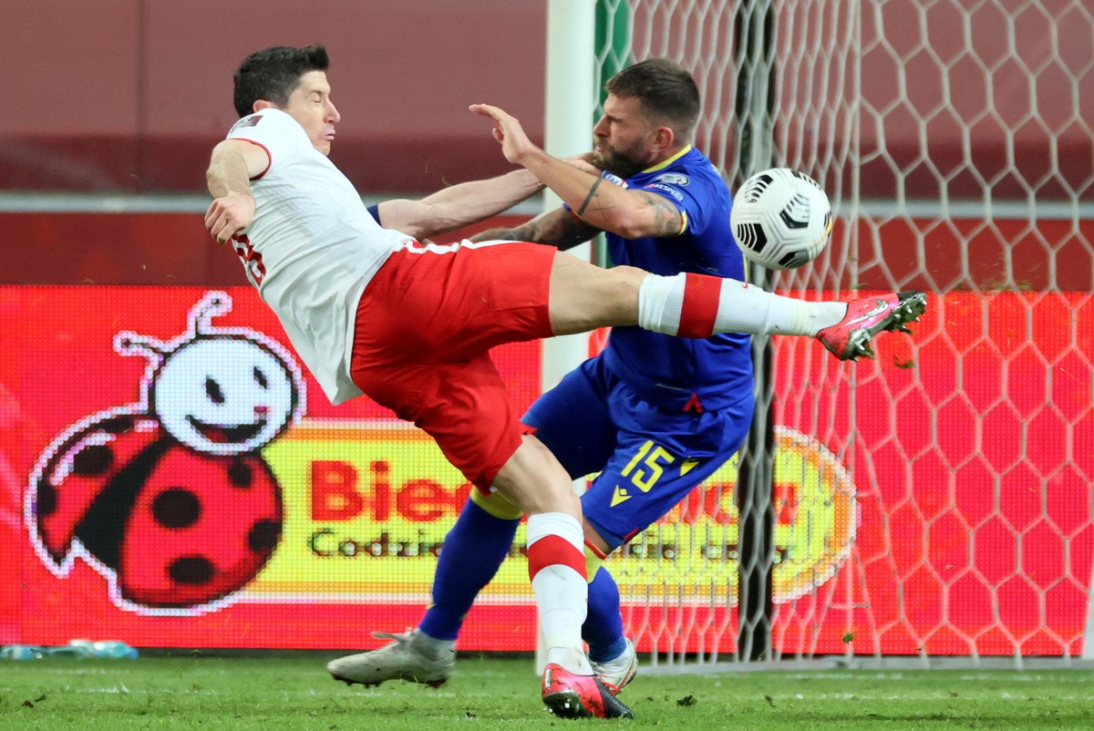 Robert Lewandowski (L) i Moises San Nicolas (P)