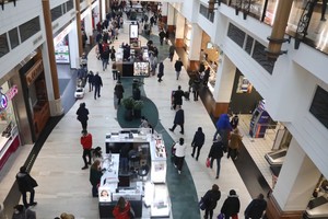 Polacy w centrach handlowych po Black Friday. Pandemia zrobiła swoje