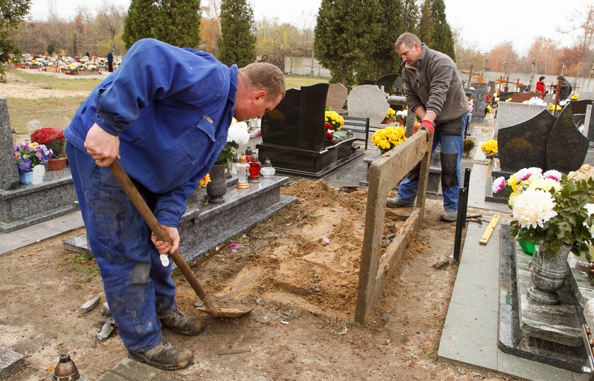 Naprawa zniszczeń na cmenatarzu w Gliwicach