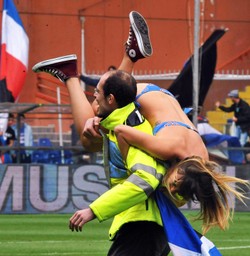 Półnaga kibicka Sampdorii wbiegła na boisko. Ochrona nie miała litości. ZDJĘCIA