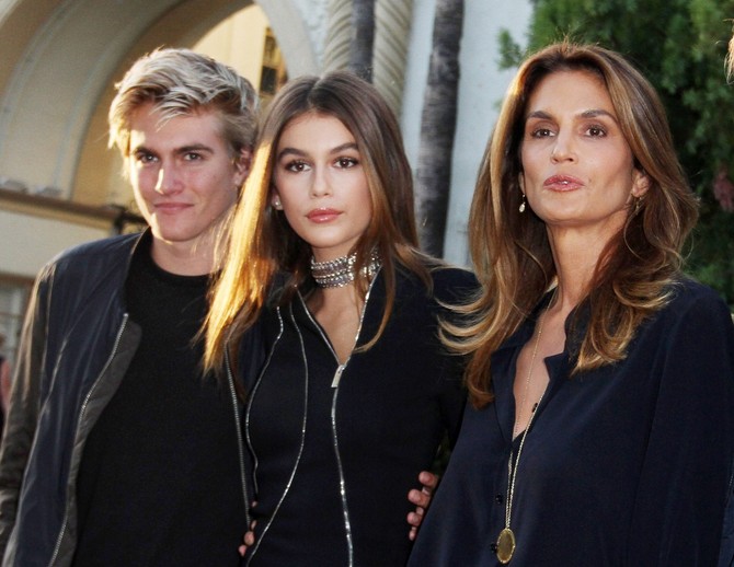 Kaja Gerber sa bratom Preslijem Gerberom i njihovom majkom Sindi Kraford