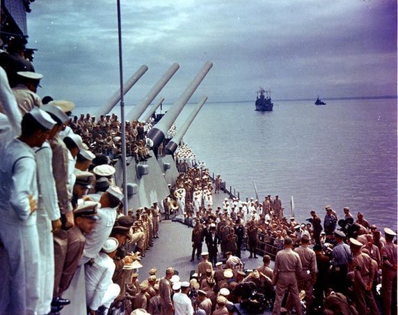 Japończycy podpisują akt kapitulacji na pokładzie USS Missouri. Koniec najstraszliwszego konfliktu w dziejach świata (2 września 1945, domena publiczna).