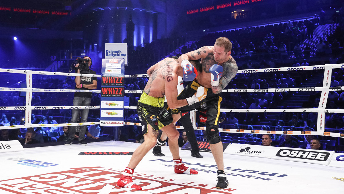 Adam Balski (10-0, 8 KO) znokautował w czwartej rundzie Łukasza Janika (28-4, 15 KO) na gali Polsat Boxing Night w Gdańsku. Przed zakończeniem walki Janik dwukrotnie lądował na deskach, a po jej przerwaniu rzucił się do rywala i oskarżył go o uderzenia poniżej pasa.