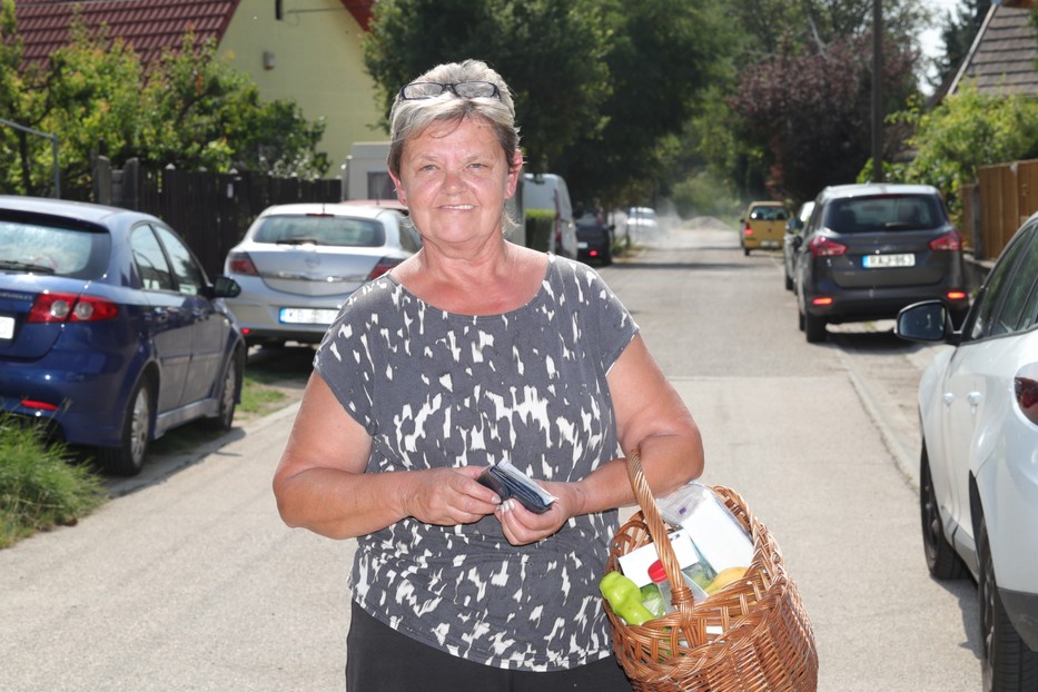 Teri (70) a szerencsésebbek közé sorolja magát, de szerinte ez a korrekció nem lesz elég.– Bele se merek gondolni, hogy mit jelent ez az összeg annak, aki 100 ezret se kap. Meglátásom szerint nem ezzel a pár ezer forinttal kellene levenni a nyugdíjasokat a lábukról, hanem normális kifizetésekkel. Az árak a boltokban csak kúsznak felfelé, jobb nyugdíjjal is már szinte luxusterméknek számít egy-egy gyümölcs vagy hús – fakadt ki a 13 éve nyugdíjas asszony /Fotó: Varga Imre