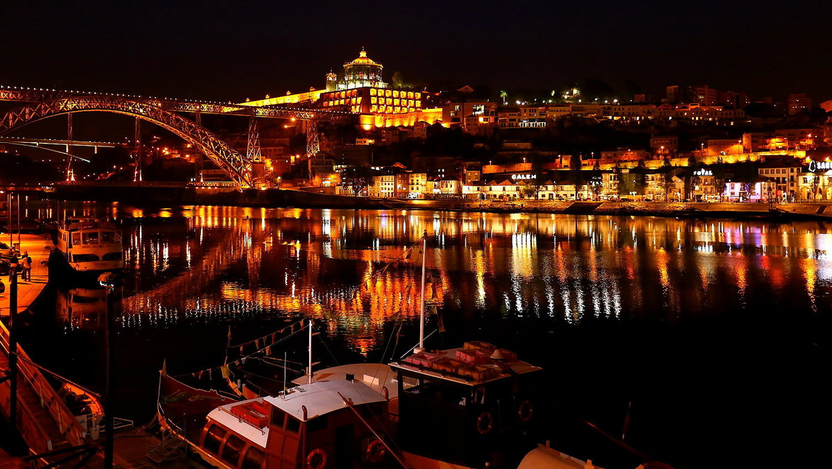 Cała Portugalia ma w sobie tyle magii i uroku, że nie sposób odwiedzić ją raz i na tym zakończyć przygodę z tym pięknym krajem. Porto zaś nie dość, że usytuowane jest bardzo malowniczo – na wzgórzach, tuż nad brzegiem wijącej się w dolinie Douro, to jeszcze ma jedyną w swoim rodzaju atmosferę. Lizbona urzeka od pierwszego wejrzenia, ale Porto oczarowuje chyba jeszcze bardziej.