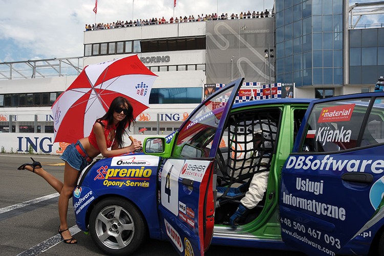 Na węgierskim torze Hungaroring z piskiem opon wystartowały Wyścigowe Samochodowe Mistrzostwa Polski. Pierwszym liderem Picanto Lotos Cup po wygraniu obu wyścigów, został Michał Kijanka. Zaś w cee’d Lotos Cup dwukrotnie zwyciężał Kamil Raczkowski.
