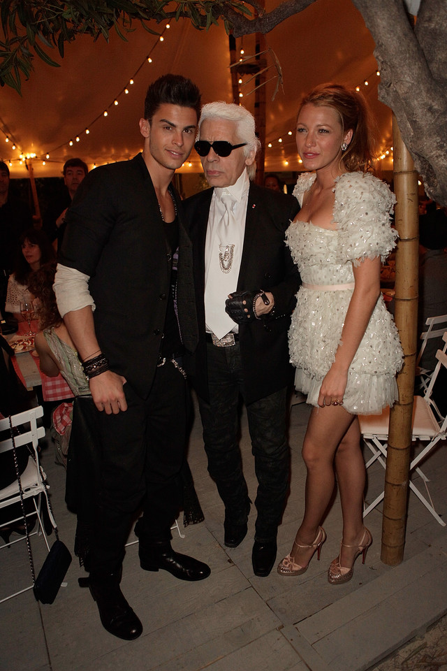 Baptiste Giabiconi w towarzystwie Karla Lagerfelda i Blake Lively (fot. Getty Images)