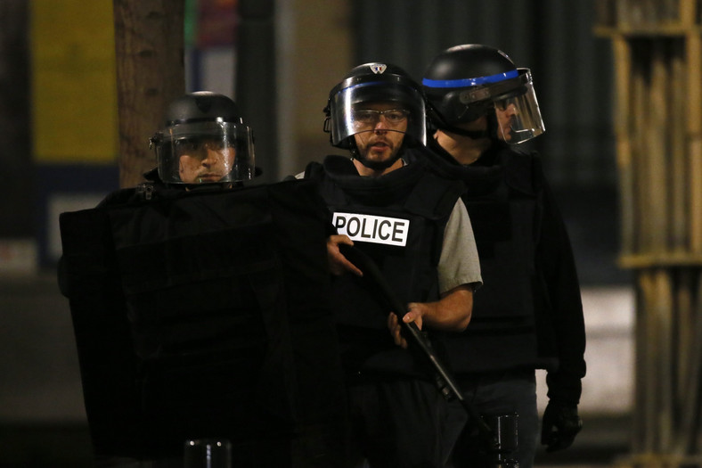 Policjant w czasie nocnej operacji w Paryżu, w dzielnicy Saint-Denis