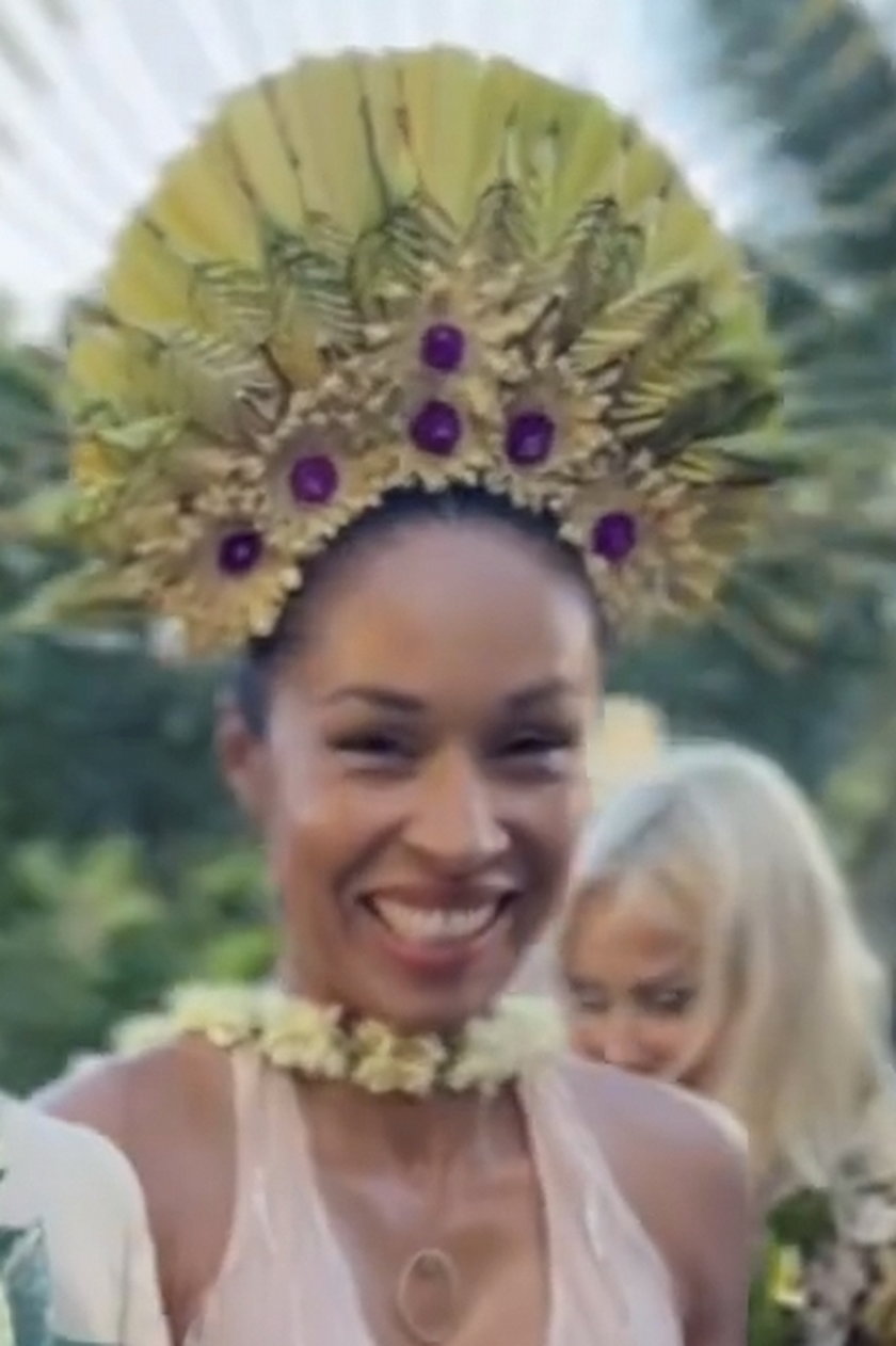 Pogodynka TVN miała na sobie tradycyjną balijską koronę, tak jak panny młode na Bali.