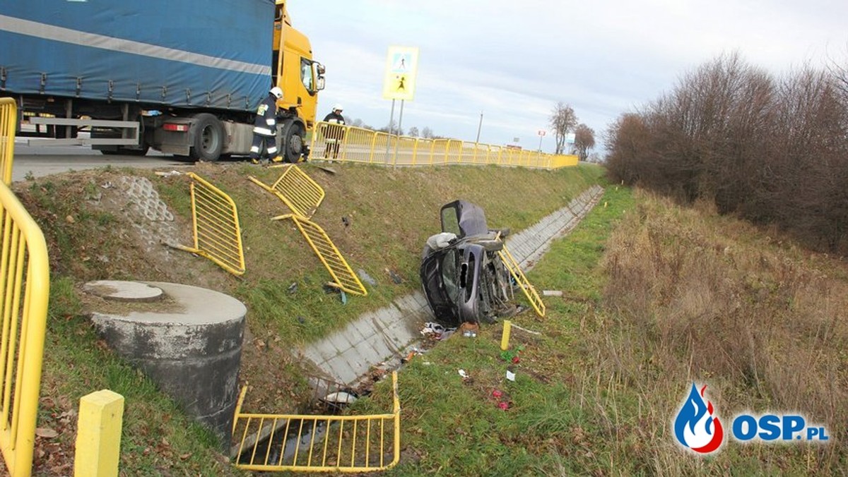 Pacanów: Zderzenie osobówki z tirem. Nie żyje 27-latka. Na miejscu helikopter