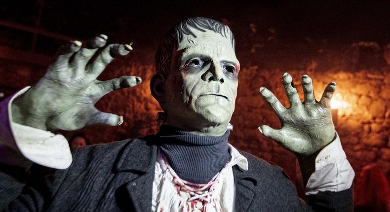 Un acteur représentant Frankenstein pose dans le château médiéval de Frankenstein à environ 35 kilomètres au sud de Francfort, en Allemagne, samedi 26 octobre 2019. Depuis 42 ans, le château organise des événements d'Halloween effrayants avec des monstres et des spectacles en direct pendant trois week-ends autour d'Halloween. (AP Photo/Michael Probst)