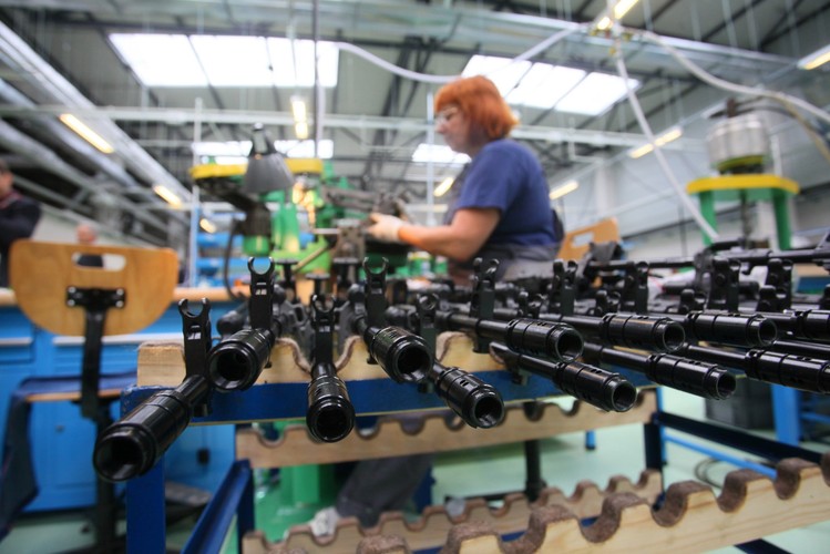 Grupa Bumar sfinansowała modernizację parku maszynowego oraz  wdrożenie nowych produktów: modułowego systemu broni strzeleckiej kal. 5,56 mm Karabinek MSBS , pistoletu samopowtarzalnego kal. 9 mm, oraz broni krótkiej w ramach programu indywidualnego wyposażenia żołnierza TYTAN.
<br>
Na zdjęciu: Hala produkcyjna w nowej siedzibie Fabryki Broni 'Łucznik', 1 bm. w Radomiu. <br><br>fot.  (mgo) PAP/Michał Walczak