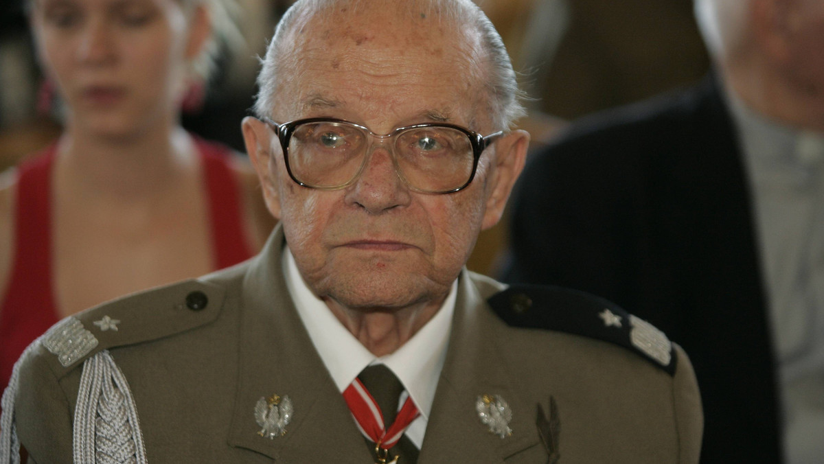 Gen. Stefan "Starba" Bałuk, legendarny polski wojskowy i jeden z Cichociemnych, kończy dziś 100 lat. - Generał bohatersko walczył o Polskę demokratyczną i niepodległą, a nie o PRL, która była tworem wasalnym ZSRR. Takim jak on, groziła za to śmierć - przypomina w rozmowie z Onetem historyk Kacper Śledziński. - Jego życie od zawsze było związane z Warszawą - widział jej śmierć w czasie II wojny światowej, później widział, jak odbudowano ją jako stolicę Polskiej Rzeczpospolitej Ludowej - dodaje historyk.