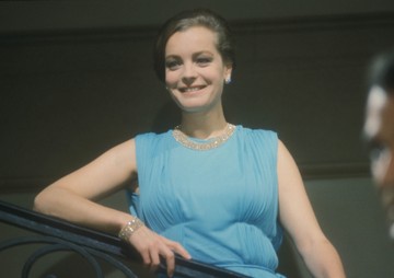 Az 1960-as években Romy Schneider már maga mögött hagyta a Sisi-szerepet, és új korszakot nyitott karrierjében. Ez a fotó tökéletesen tükrözi, hogyan vált a visszafogott báj és a kifinomult nőiesség ikonikus megtestesítőjévé – nemcsak a vásznon, hanem az életben is.