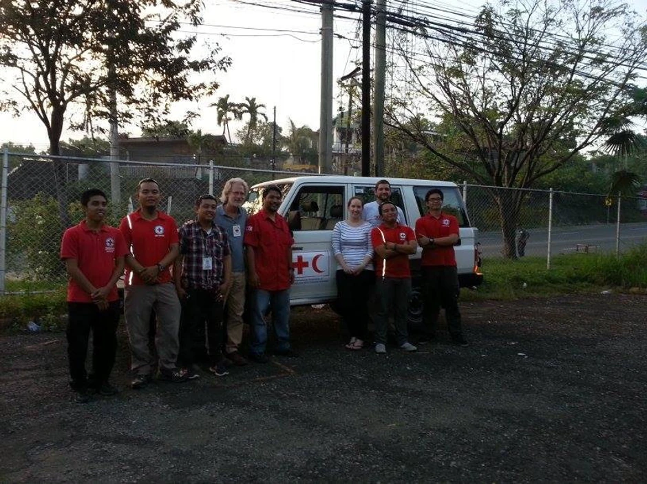 Nikola Jovanović sa spasilačkom ekipom britanskog ERU