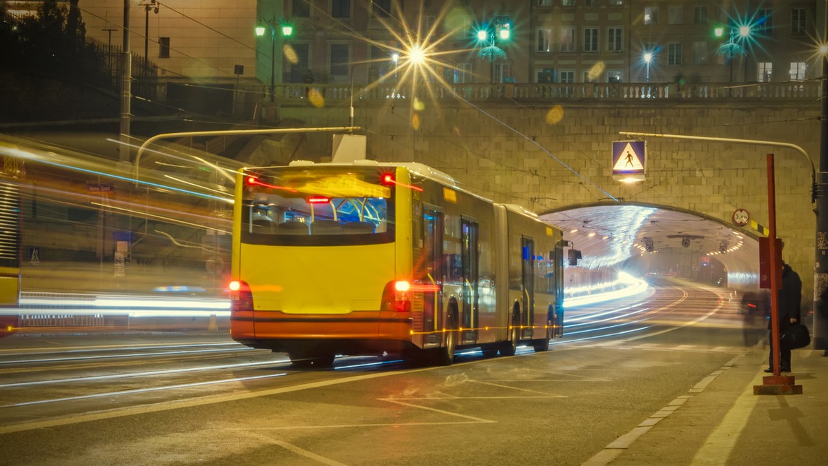 Kobieta chciała kupić dwa bilety w biletomacie. Automat odrzucił transakcję. Okazało się, że jej konto obciążone jest zakupem... 551 biletów - informuje blog "Subiektywnie o finansach".